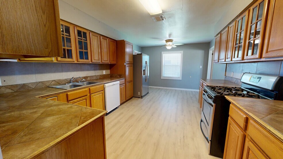 More Photos Of 419 Cypress St, Sulphur Office For Sale