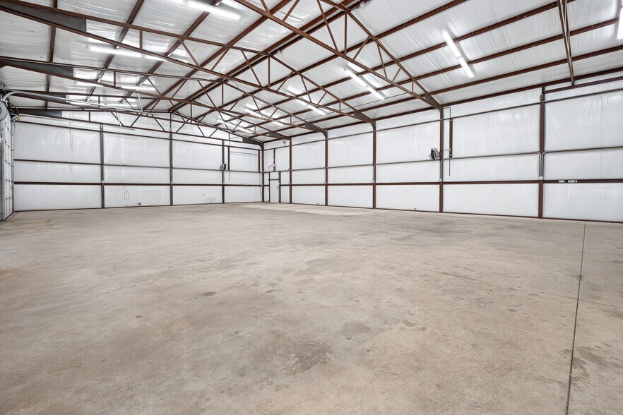 More Photos Of 7811 Kickapoo Ave, Shawnee Warehouse For Lease