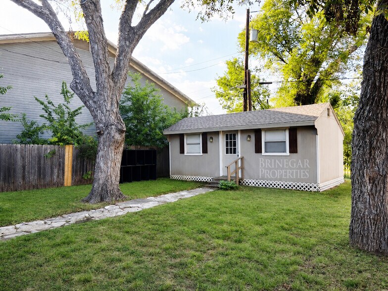 More Photos Of 302 E Main St, Round Rock General Retail For Sale