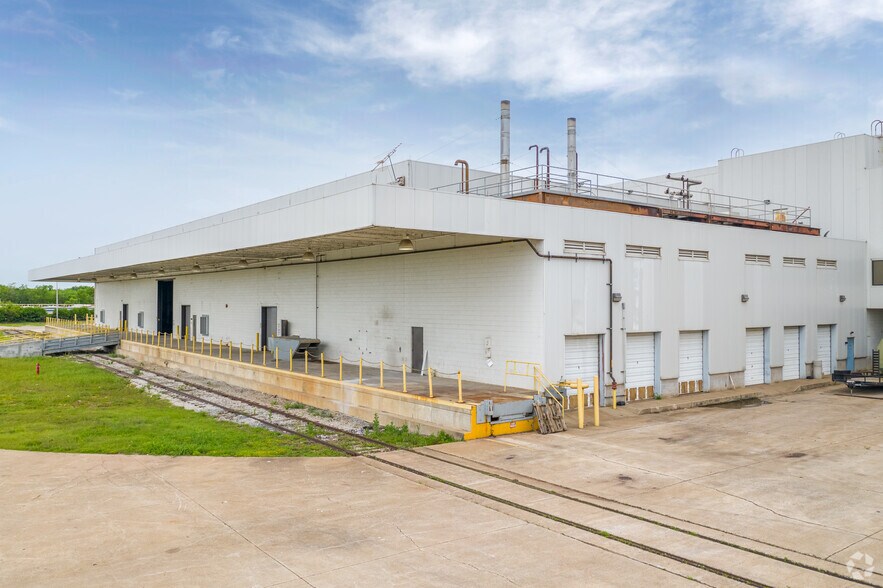 More Photos Of 685 John B Sias Memorial Pkwy, Fort Worth Manufacturing For Lease