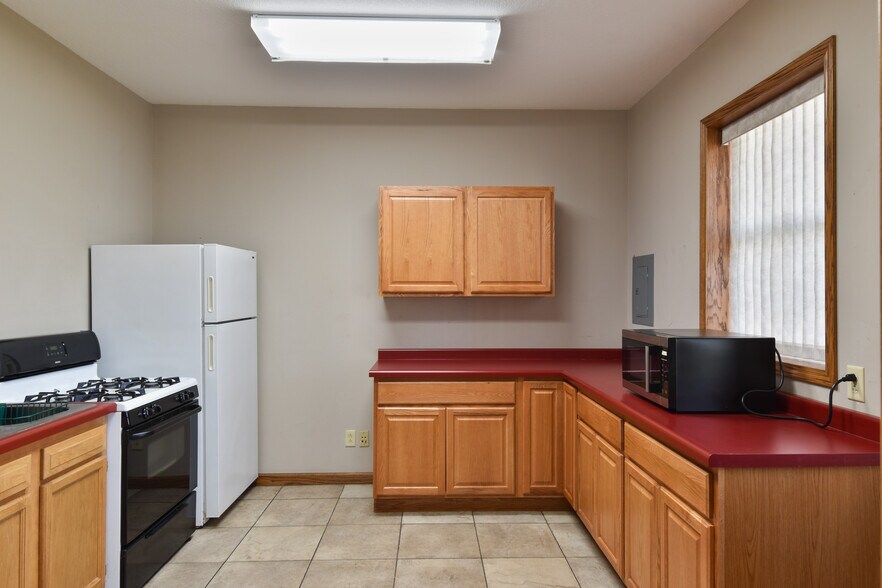 More Photos Of 1311 N Division St, Pontiac Warehouse For Lease