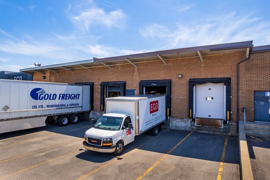 More Photos Of 5600-5620 Rue Ferrier, Mt Royal Warehouse For Lease