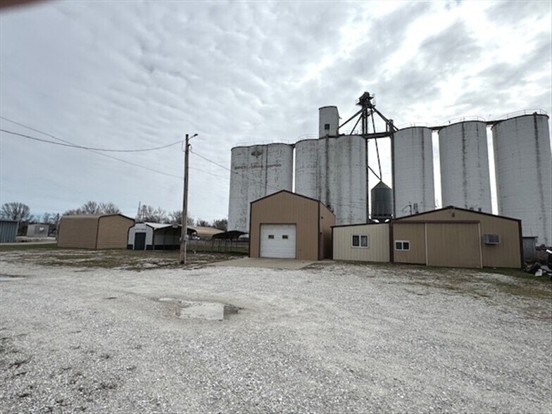 More Photos Of 315 E Maple St, Shelbina Industrial For Sale