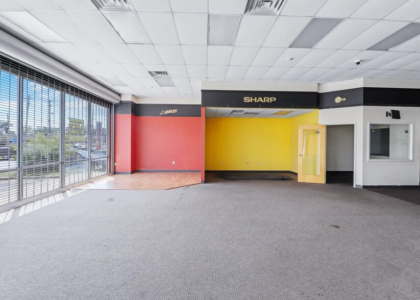 More Photos Of 2111 W Broadway, Louisville Fast Food For Lease