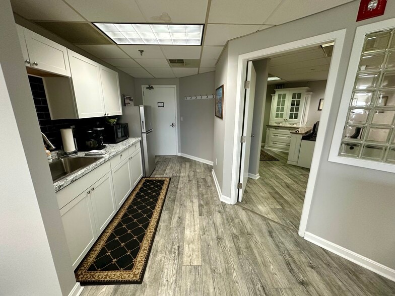 More Photos Of 1650 Elm St, Manchester Medical For Sale