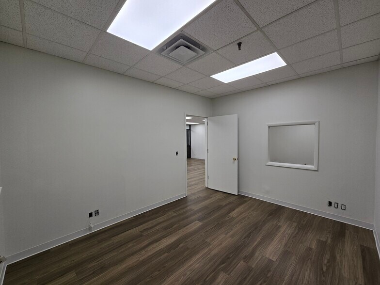 More Photos Of 40 Commerce Dr, Hauppauge Warehouse For Lease