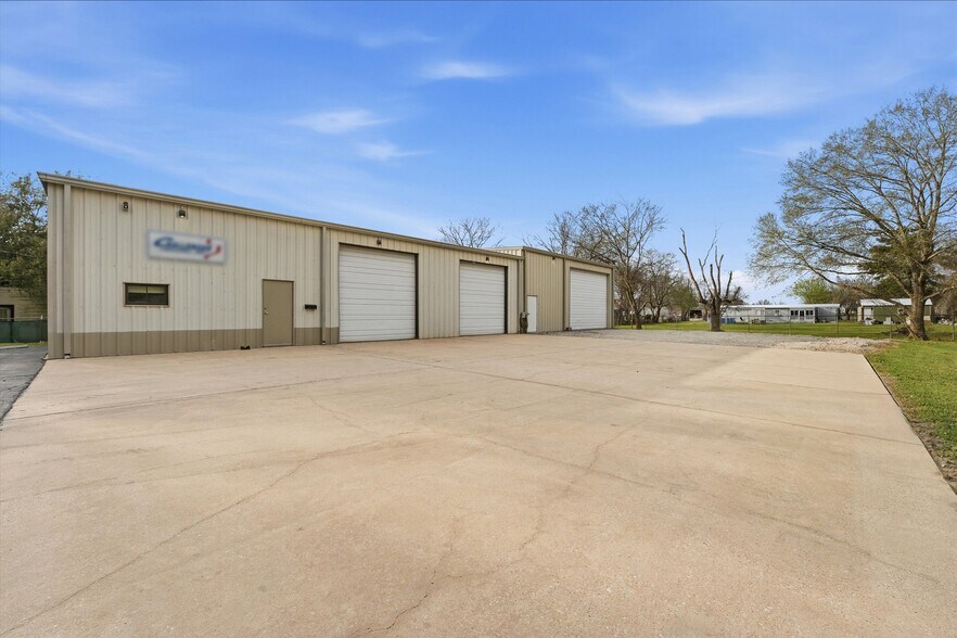 More Photos Of 14102 Pine Meadow Ln, Tomball Warehouse For Lease