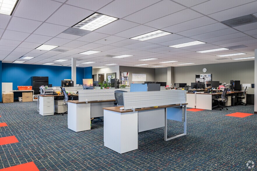 More Photos Of 9355-9375 Dielman Industrial Dr, Olivette Showroom For Lease