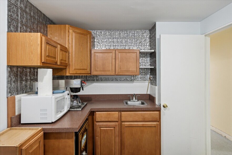 More Photos Of 22610 Rosewood St, Oak Park Office Residential For Sale