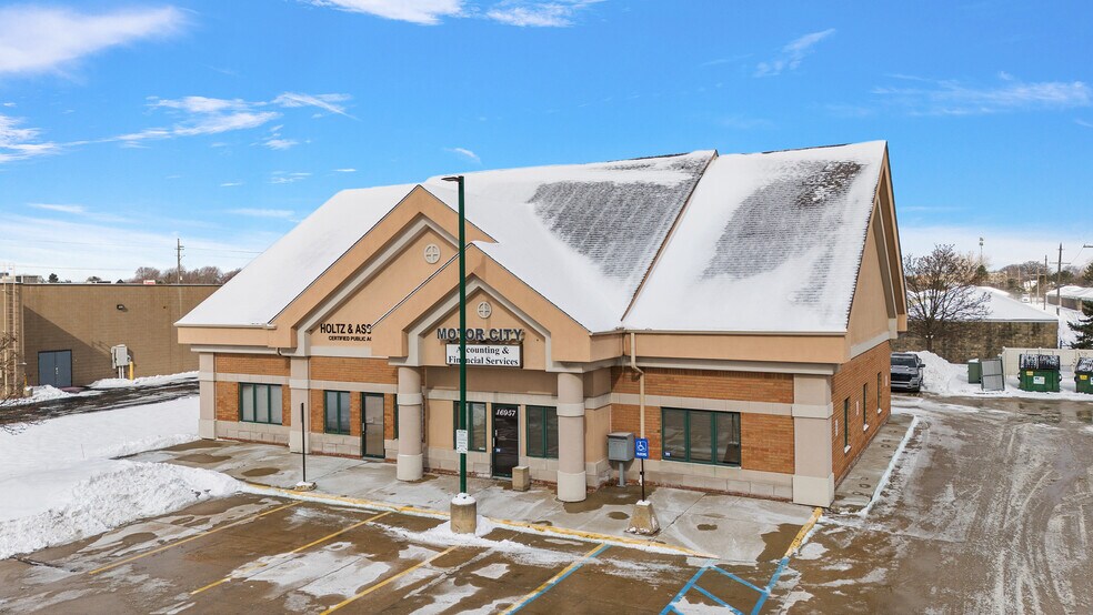 More Photos Of 16955-16957 18 Mile Rd, Clinton Township Office For Lease
