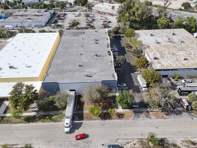 More Photos Of 955 NW 159th Dr, Miami Warehouse For Lease