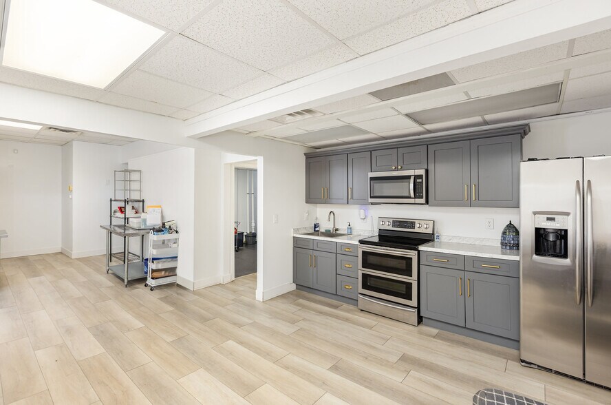 More Photos Of 32 Main St, Scottsville Storefront For Sale