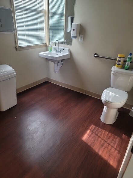 More Photos Of 385 Oxford Valley Rd, Yardley Medical For Lease