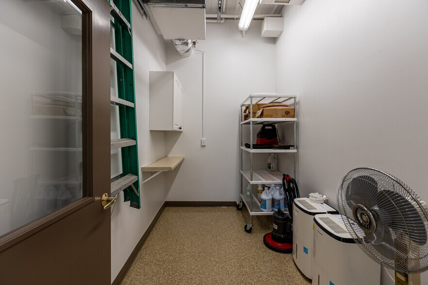 More Photos Of 14605 Velp Ave, Suamico Veterinarian Kennel For Lease