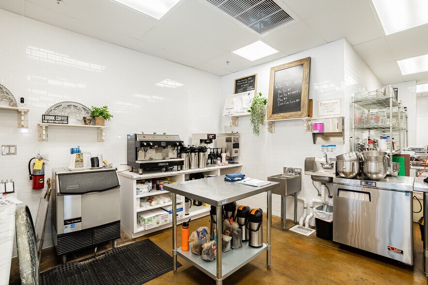 More Photos Of 670 S Green Valley Pky, Henderson Storefront Retail Office For Sale