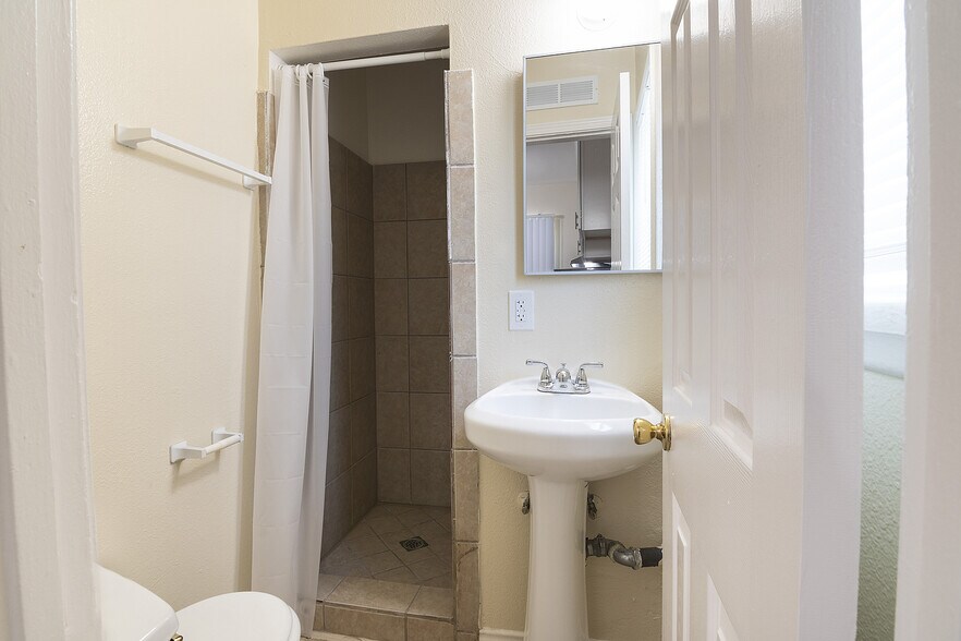 More Photos Of 1930 S Oxford Ave, Los Angeles Apartments For Sale