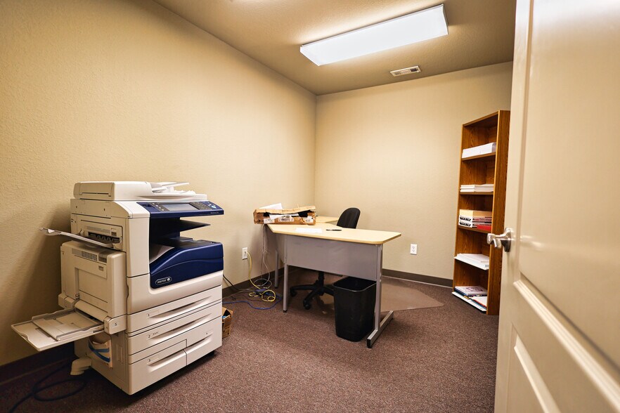 More Photos Of 1391 Plaza Pl, Springdale Office For Sale