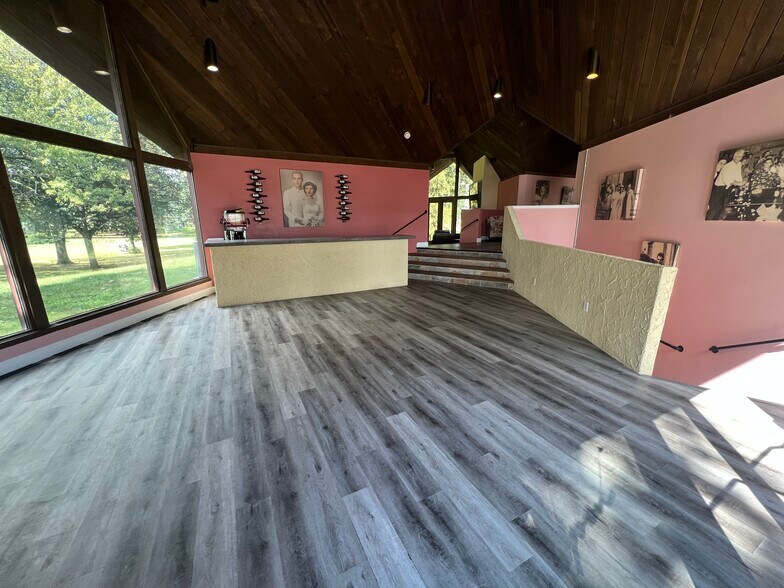 More Photos Of 10804 Wilkshire Blvd, Bolivar Office For Sale