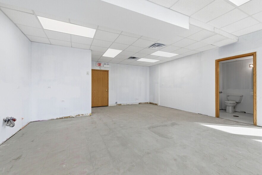 More Photos Of 6301 N Northwest Hwy, Chicago Storefront Retail Residential For Lease