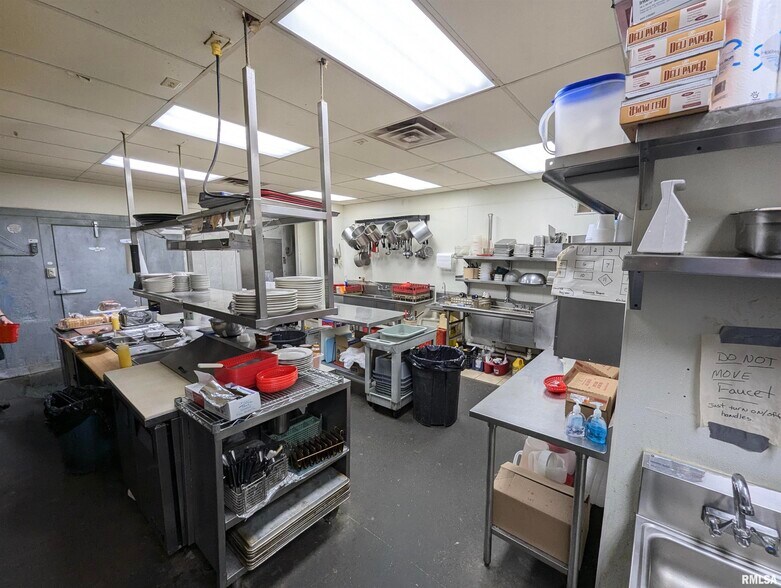 More Photos Of 110 E Knoxville St, Brimfield Restaurant For Sale