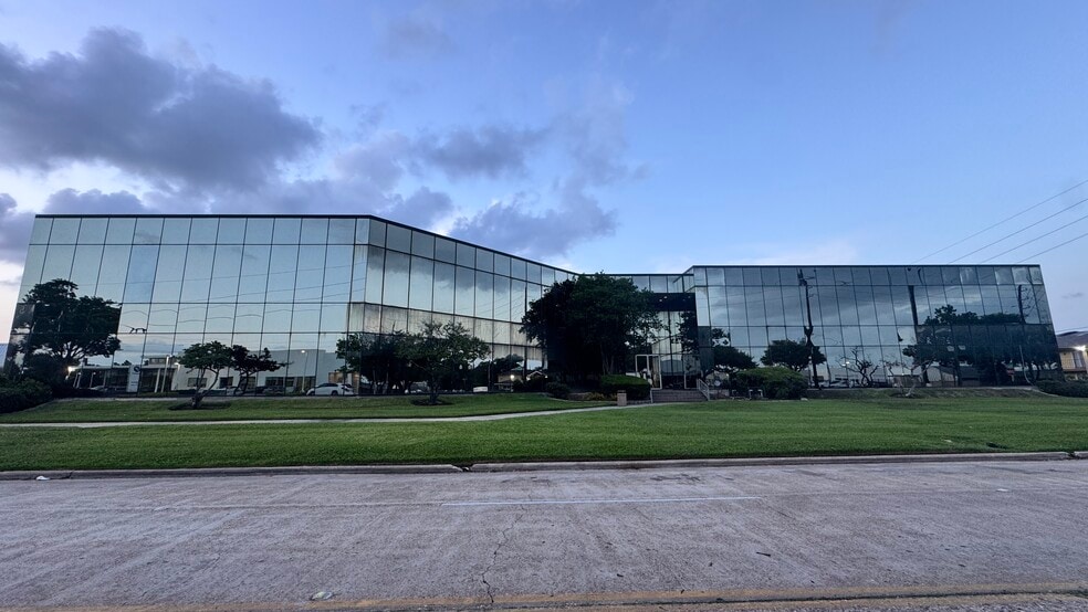 More Photos Of 211 Highland Cross Dr, Houston Office For Lease