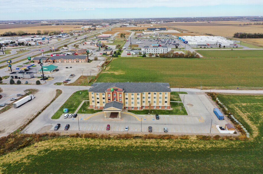 More Photos Of 4020 S Grand Ave, York Hospitality For Sale