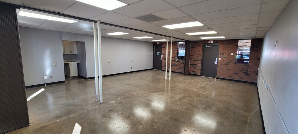 More Photos Of 1904 E Spruce St, Olathe Warehouse For Lease