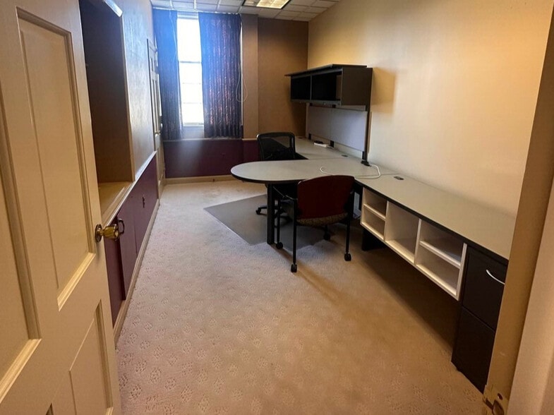 More Photos Of 1730 N Limestone St, Springfield Loft Creative Space For Lease