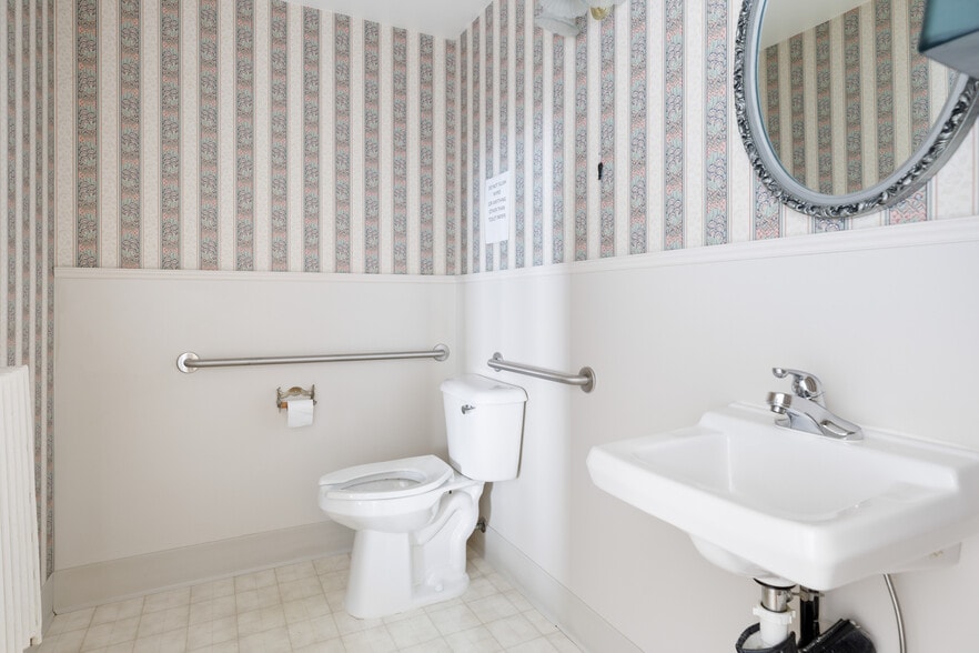 More Photos Of 1199 SE Dock St, Oak Harbor General Retail For Sale