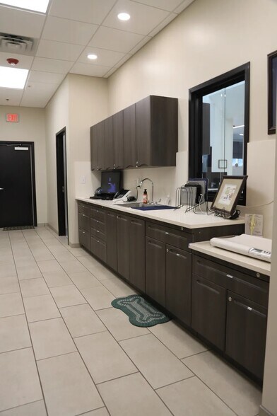 More Photos Of 2020 N Kelly Ave, Edmond Veterinarian Kennel For Sale