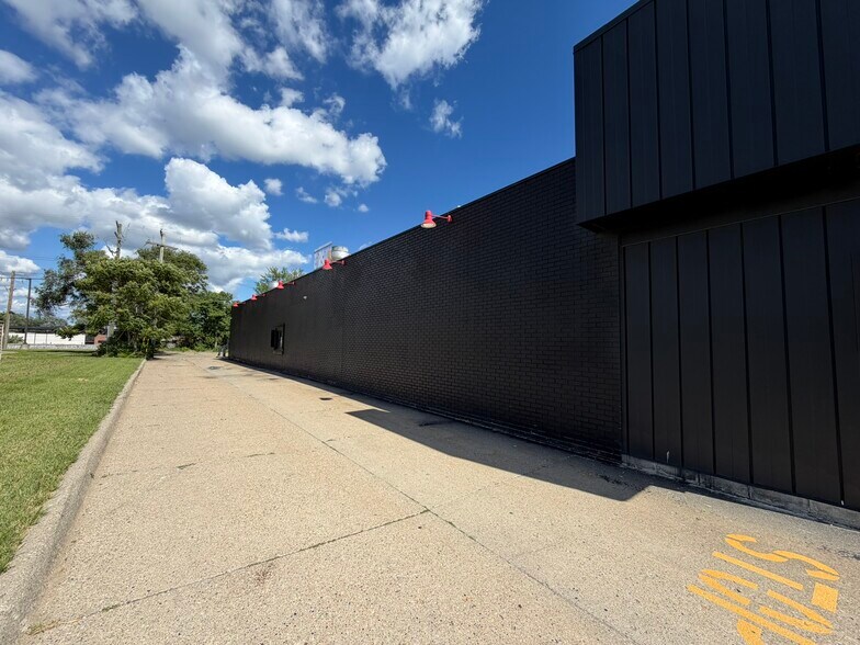 More Photos Of 7040-7060 N Wayne Rd, Westland Freestanding For Sale