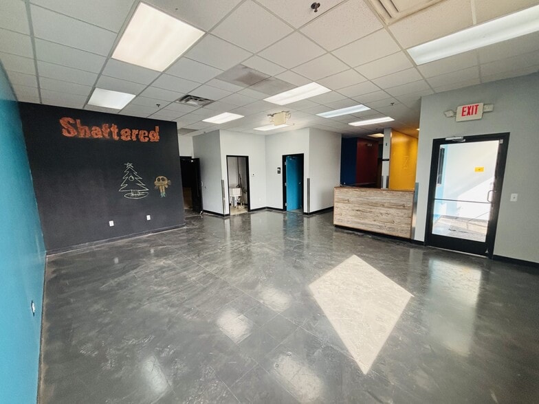 More Photos Of 25710 Northline Rd, Taylor Warehouse For Lease