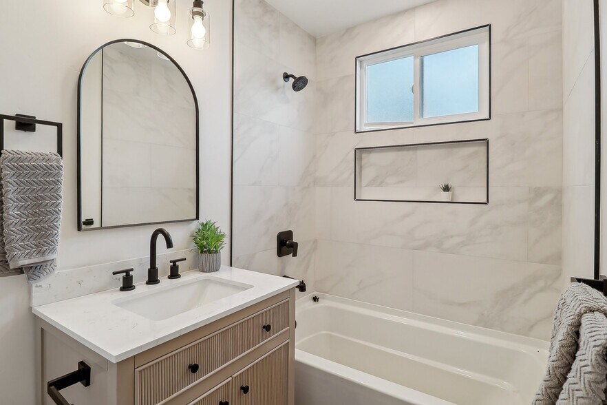 More Photos Of 2520 E St, San Diego Apartments For Sale