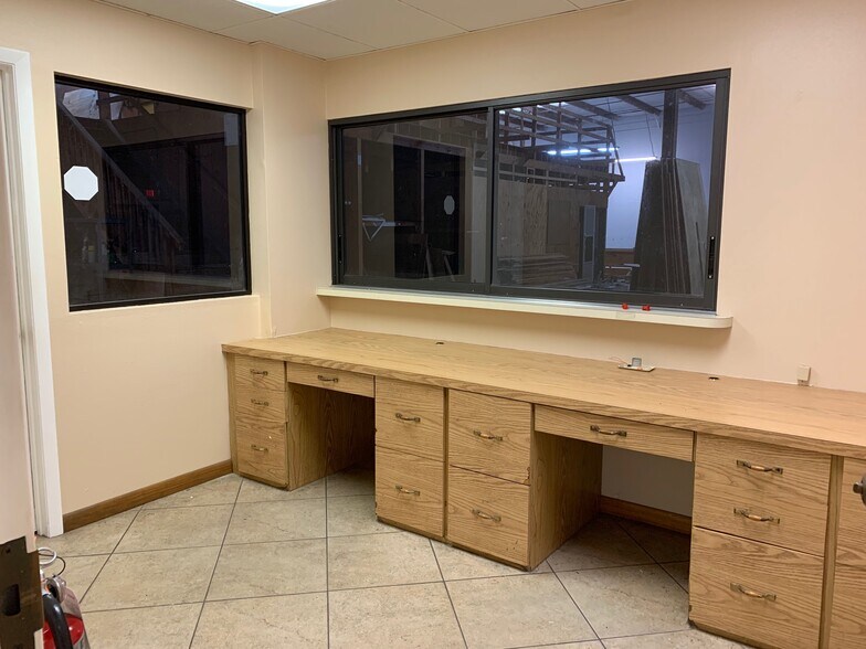 More Photos Of 237 Interstate Blvd, Sarasota Warehouse For Lease