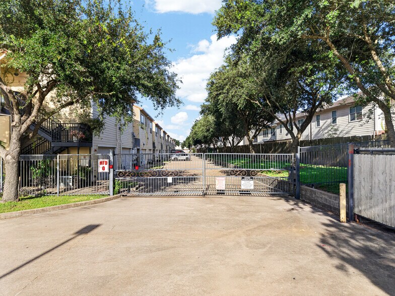 More Photos Of 12989 Bellaire Blvd, Houston Storefront For Sale