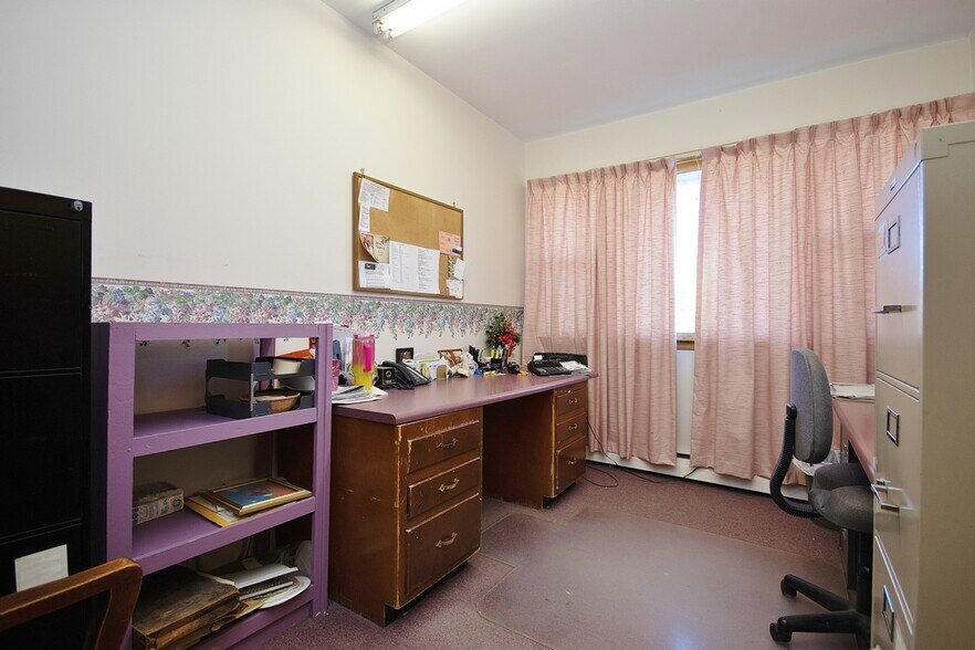 More Photos Of 24 Sands Station Rd, Middletown Freestanding For Sale