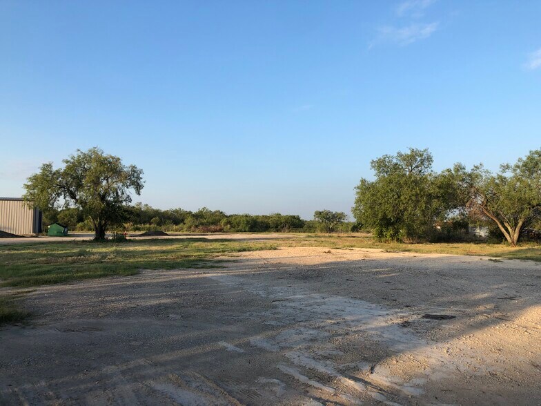 More Photos Of 11585-2 Hwy 181, San Antonio Office For Lease