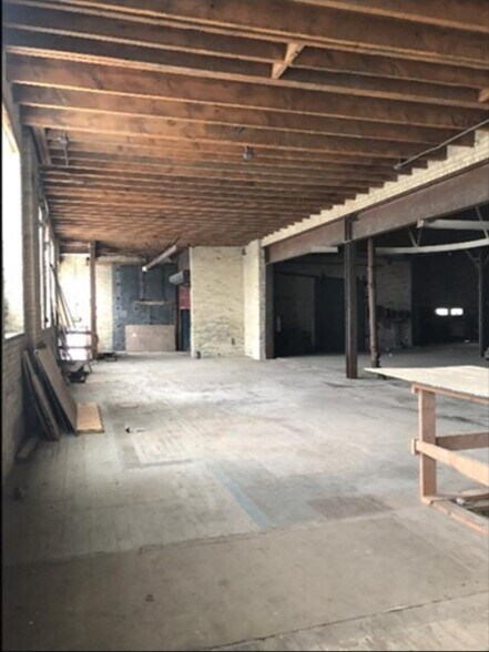 More Photos Of 117-121 W Pittsburgh Ave, Milwaukee Manufacturing For Lease