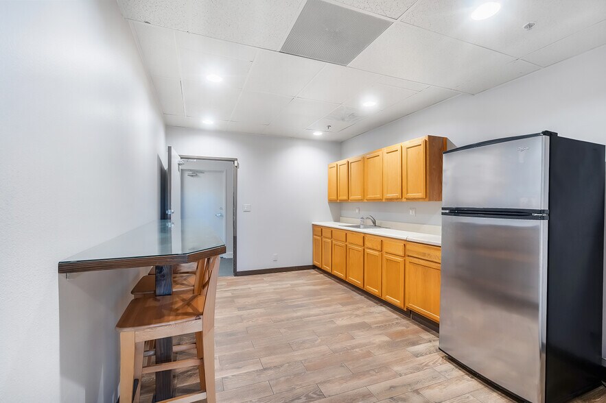 More Photos Of 400 S Victory Blvd, Burbank Office For Sale