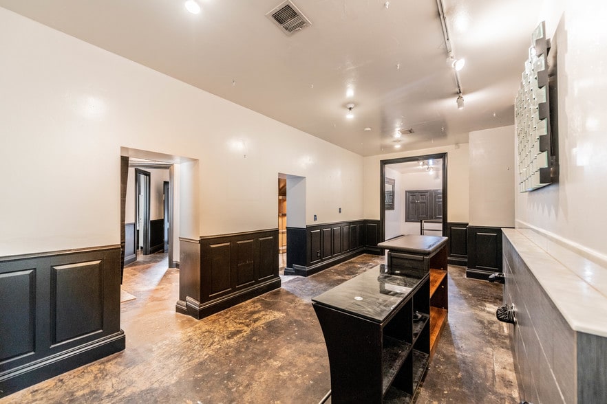 More Photos Of 250 W Olmos Dr, San Antonio Storefront Retail Office For Lease