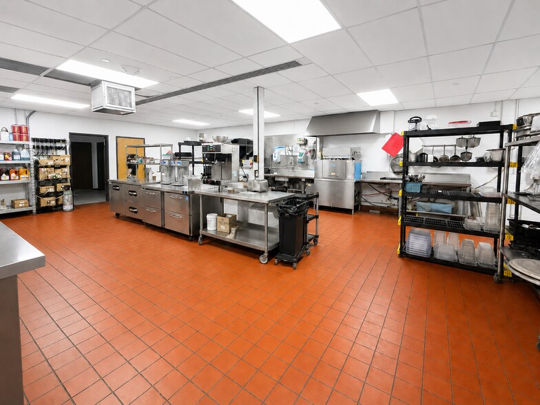 More Photos Of 2525 Highlander Pl, Iowa City Hotel For Lease