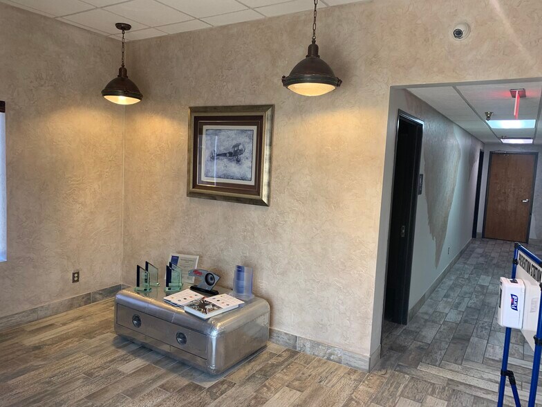 More Photos Of 919 W Mayfield Rd, Arlington Warehouse For Lease