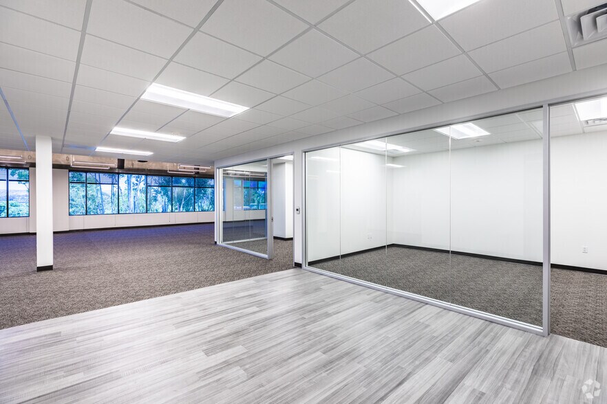 More Photos Of 5575 Ruffin Rd, San Diego Unknown For Lease