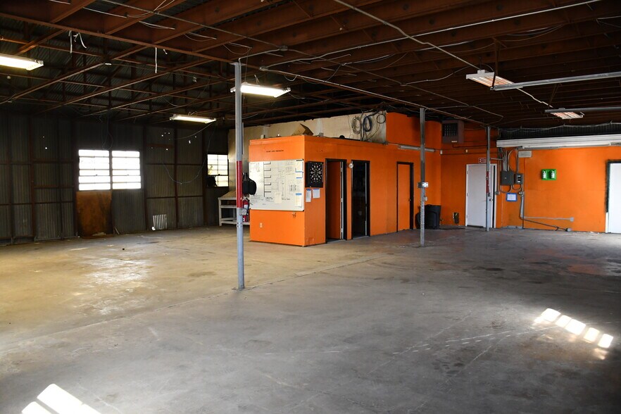 More Photos Of 124 Lombrano St, San Antonio Manufacturing For Lease