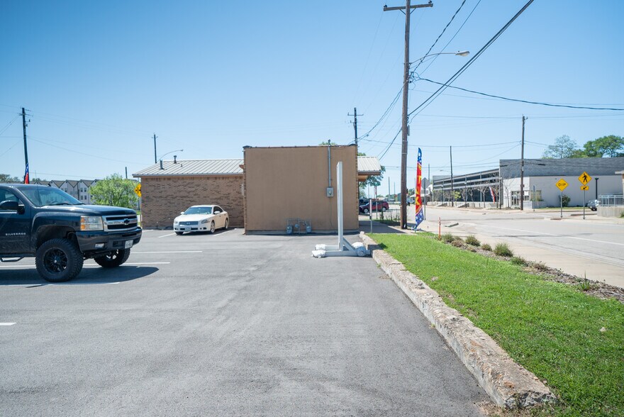 More Photos Of 2319 Main St, Waller Storefront For Lease