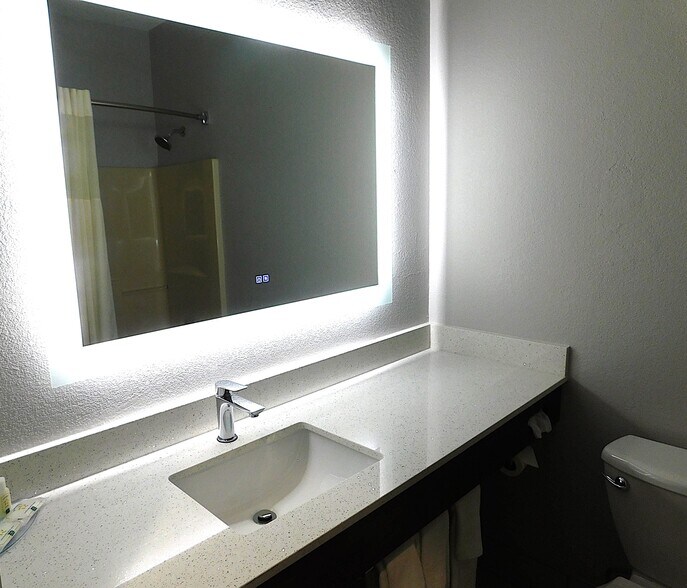 More Photos Of 1823 W Reynolds St, Pontiac Hotel For Sale