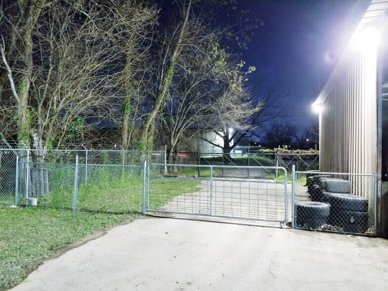 More Photos Of 410 W Canino Rd, Houston Manufacturing For Sale