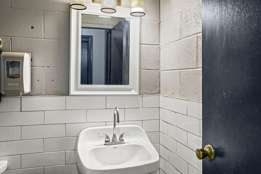 More Photos Of 8 Northway Ln, Latham Industrial For Lease