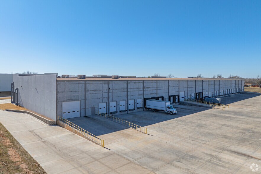 More Photos Of 4617 Sw 25th Cir, Oklahoma City Industrial For Lease