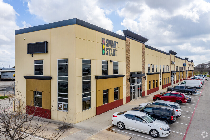 Primary Photo Of 4400-4420 N Interstate 35, San Antonio Showroom For Lease